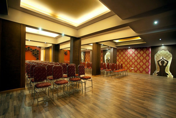 R R Monarch Boutique Hotel 4